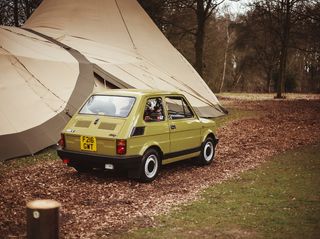 绿色五门掀背车，轮胎，辐条，机器，车轮，合金车轮，汽车车轮，汽车