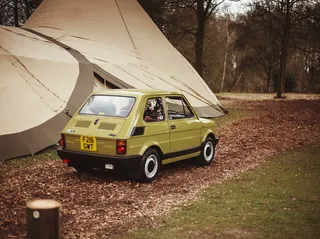 绿色五门掀背车，轮胎，辐条，机器，车轮，合金车轮，汽车车轮，汽车