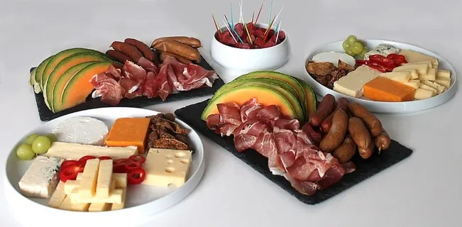 盘子、生的、小吃、点心、食物、肉、奶酪、派对食品 盘子、生的、小吃、点心、食物、肉、奶酪、派对食品