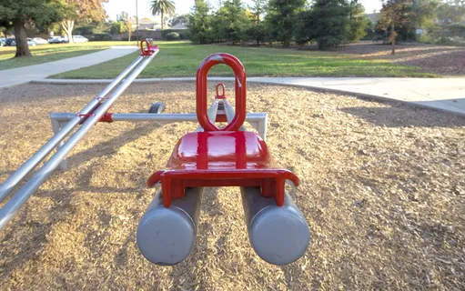 操场上的红色和灰色跷跷板