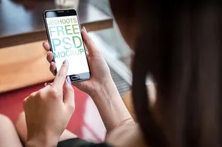 免费PSD模型。优雅的女人用她的智能手机