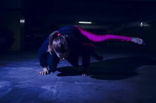 穿着紫色紧身裤跳嘻哈舞的女人