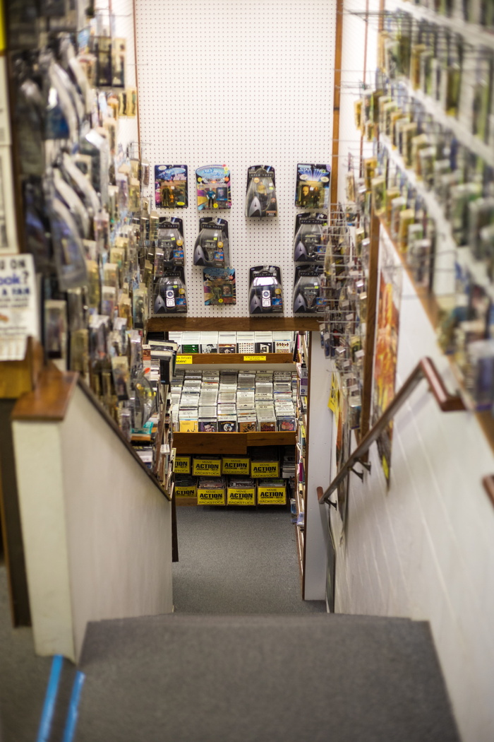 货架上悬挂各色塑料包装盒