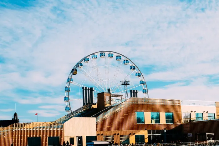 白色和蓝色多云天空下的棕色混凝土建筑