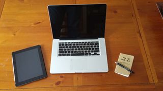 macbook，pro，黑色，field notes笔记本，可伸缩，钢笔，顶部，棕色