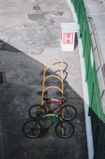 停了两辆自行车 停了两辆自行车