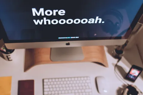 开启银色iMac的浅景深照片