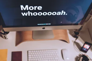 开启银色iMac的浅景深照片