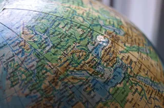 桌面地球仪特写照片