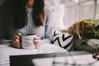 在杯子里喝酒的女孩