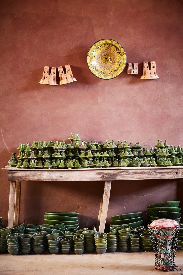 绿碗木桌下的空地