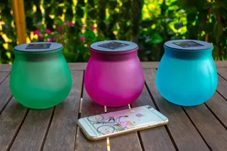 各色玻璃罐，棕色，木质，桌子，五颜六色，蜡烛，绿色