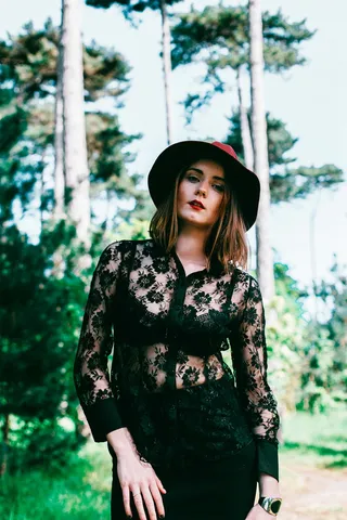 戴帽子和黑色蕾丝衬衫的女人