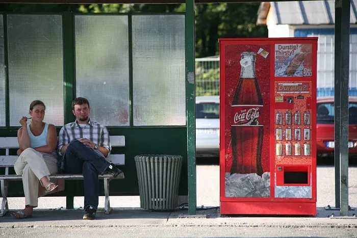 男人和女人坐在候车棚里