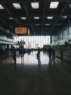 法国，马里格纳，马赛普罗旺斯机场，大厅，窗户，背光，繁忙，机场大厅