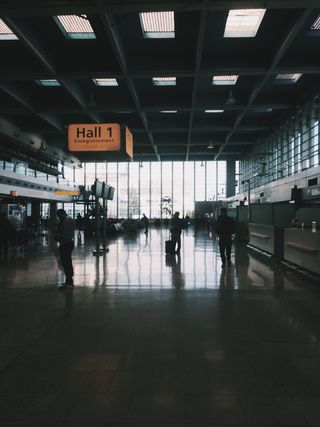 法国，马里格纳，马赛普罗旺斯机场，大厅，窗户，背光，繁忙，机场大厅