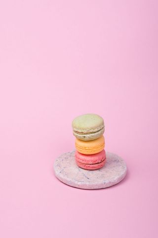 盘子里有三个法国杏仁饼