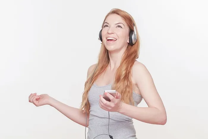 戴耳机的女人，漂亮女人，耳机，智能手机，全球，手机，手机