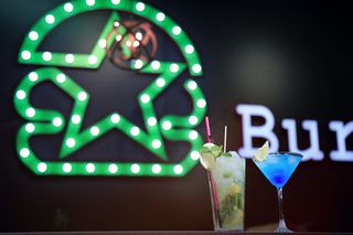 coctail，照明，饮料，玻璃，食品和饮料，室内，鸡尾酒，聚焦前景