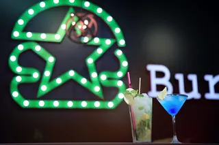 coctail，照明，饮料，玻璃，食品和饮料，室内，鸡尾酒，聚焦前景