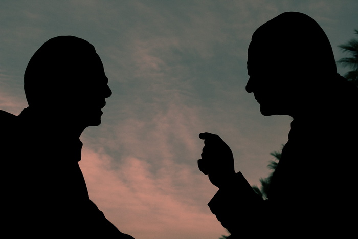 剪影，倒车灯，交谈，真人，两个人，天空，日落，团聚
