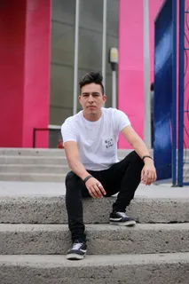 男子坐在楼梯上的照片 男子坐在楼梯上的照片