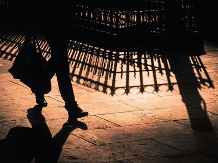 剪影、人物、行走、瓷砖、建筑、建筑、倒影、街道