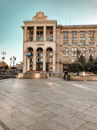 白天在米色建筑附近行走的人