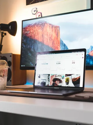 桌上的MacBook Pro