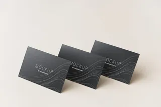 三张贴有标签的模型名片的照片。