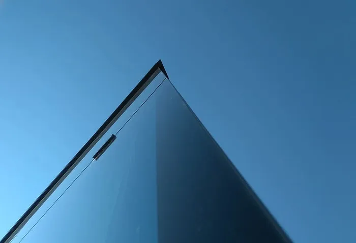 夹层玻璃建筑的低角度摄影