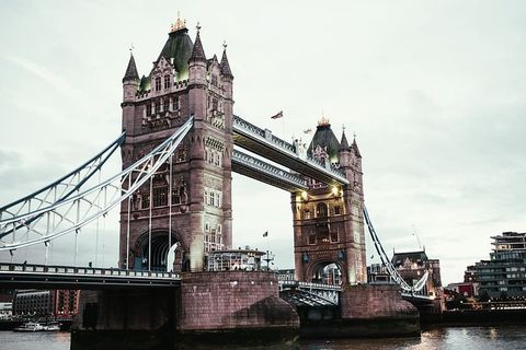 日落时分的伦敦塔桥被灯光照亮