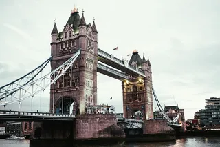 日落时分的伦敦塔桥被灯光照亮