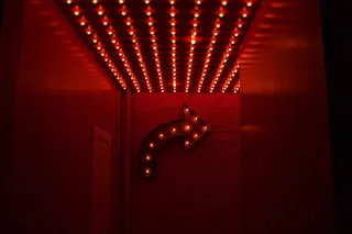 箭头，夜晚，黑暗，红色，灯光，方向，屋顶，天花板