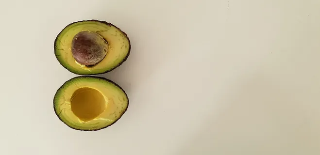 植物，牛油果，水果，食物，粉灰色背景上的一半橡果，香蕉，极简主义，一半