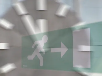 绿色、白色、标志、逃生路线、时钟、逃生、逃跑、5 vor 12