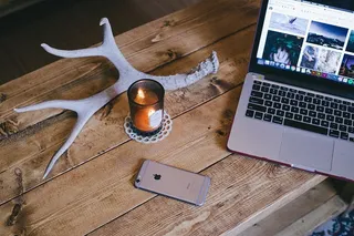 苹果、蜡烛、电脑、办公桌、显示器、iphone、笔记本电脑、手机