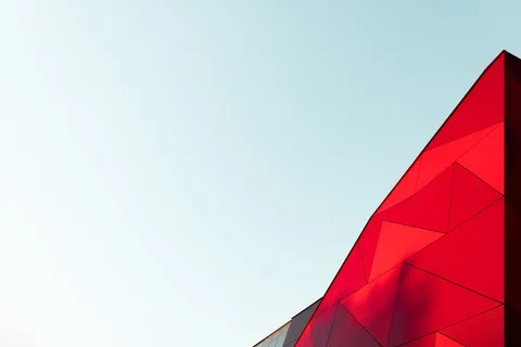 红色纹理建筑外观的低角度照片 红色纹理建筑外观的低角度照片