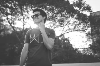 人体站立的灰度摄影