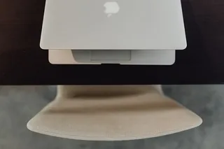 在家中或工作室安装MacBook电脑的时尚工作区