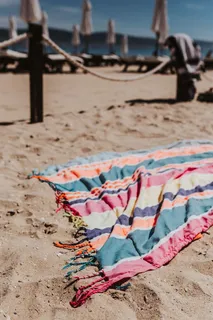 沙滩上五颜六色的沙滩毛巾