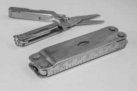 设备，工具，多功能，leatherman，sharp，studio shot，室内，无人