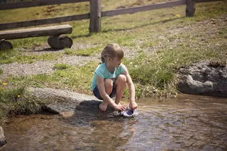 人、人、孩子、女孩、水、自然、外出、溅水