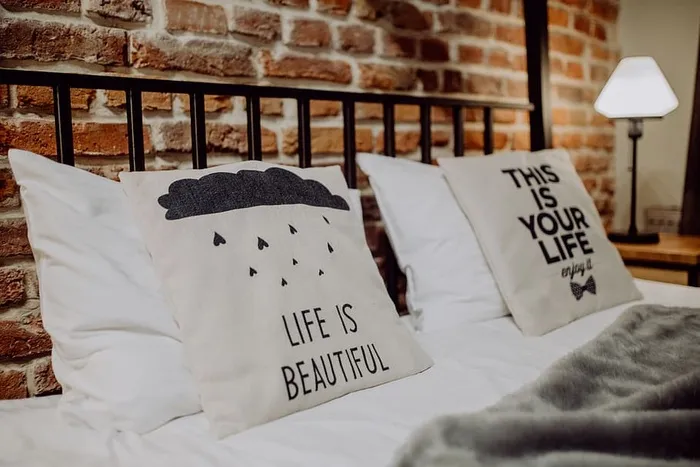 在一张漂亮的床上玩Macbook