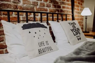 在一张漂亮的床上玩Macbook