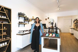 小企业主微笑的照片