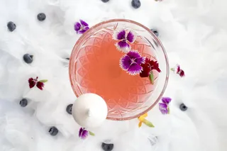 玻璃碗上的紫色花朵