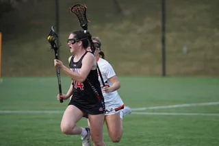 人，人，衣服，衣服，短裤，场地，人，运动