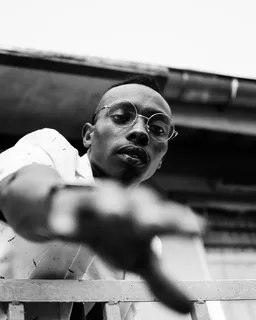 人的手的灰度和低角度摄影 人的手的灰度和低角度摄影