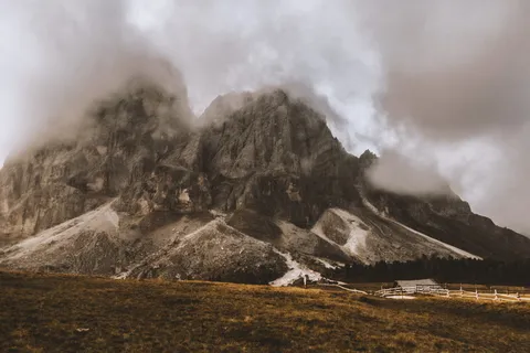 灰白色火山脚下的灰色房子 灰白色火山脚下的灰色房子